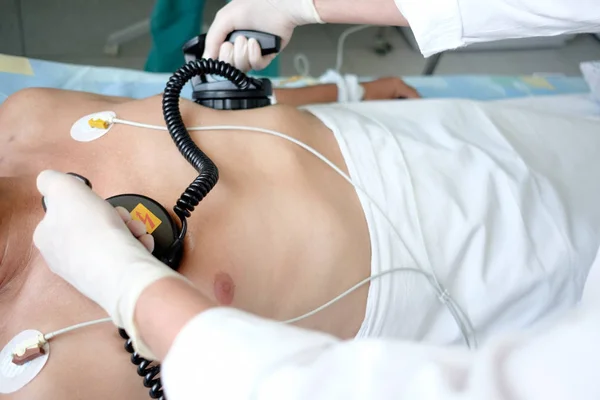 Rukou Lékaře Drží Electrods Defibrilátor Provedení Defibrilace Nebo Electropulse Terapie — Stock fotografie