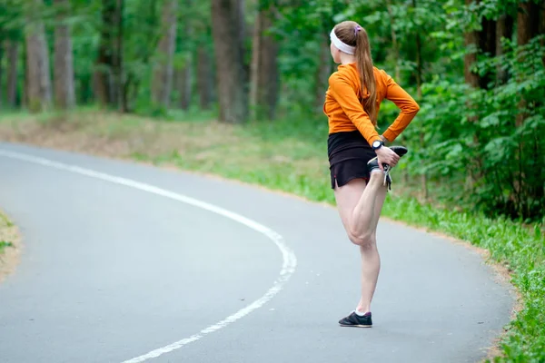 Dívka Oranžové Sportovní Mikina Rozcvičení Před Jogging — Stock fotografie