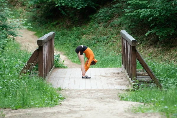 Chica Naranja Deporte Sudadera Calentamiento Antes Trotar — Foto de Stock