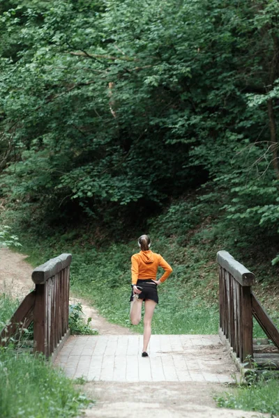 Meisje Oranje Sport Hoody Warming Vóór Joggen — Stockfoto