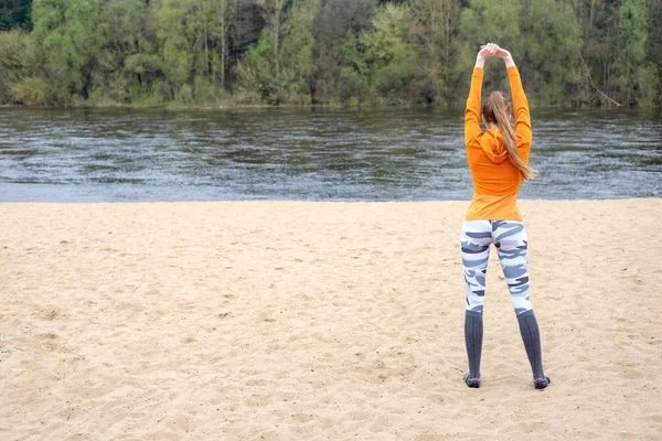 Κορίτσι Ντυμένοι Πορτοκαλί Άθλημα Hoody Κάνει Άσκηση Εξωτερικούς Χώρους Πρωί — Φωτογραφία Αρχείου