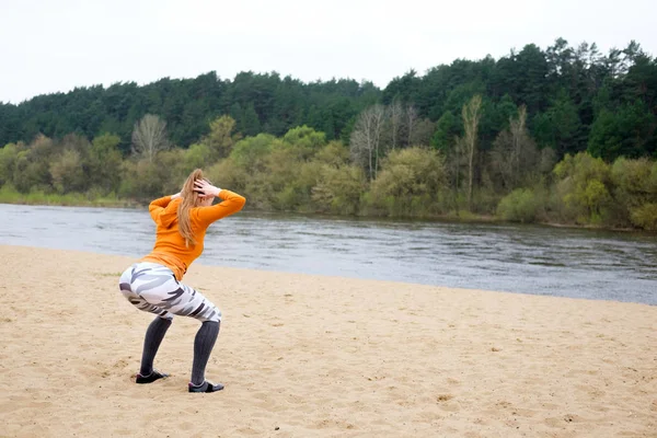 Chica Vestida Con Capucha Deportiva Naranja Haciendo Ejercicio Aire Libre — Foto de Stock