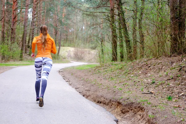 Meisje Oranje Hoody Uitvoert Forest — Stockfoto