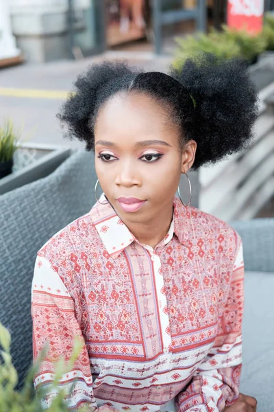 Siyah afro kız üzgün portre