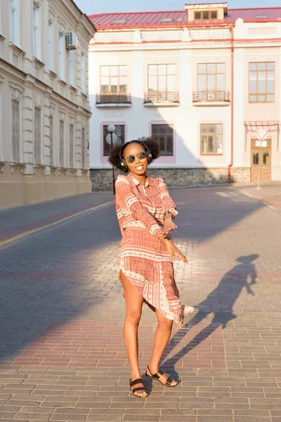 Zwarte Afroamerican Meisje Heeft Een Wandeling Avond Van Stad Luisteren — Stockfoto