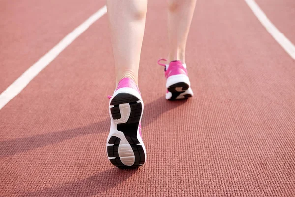 Sport Vrouwelijke Benen Roze Sneakers Atletiekbaan Stadion Close Sportschoenen Van — Stockfoto