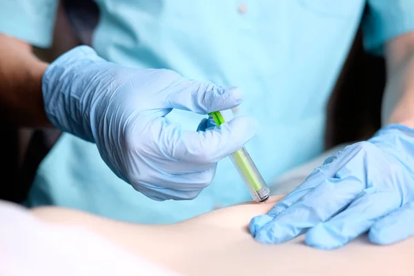 Manos Enfermero Guantes Quirúrgicos Azules Haciendo Inyección Anticoagulante Por Vía —  Fotos de Stock