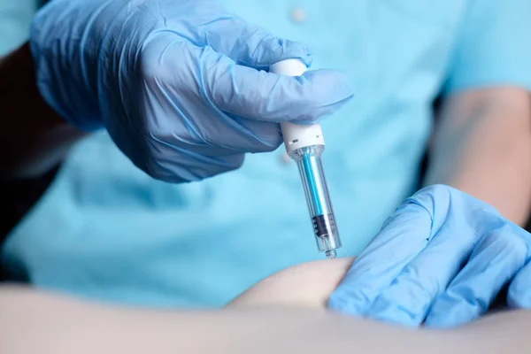Manos Enfermero Guantes Quirúrgicos Azules Haciendo Inyección Anticoagulante Por Vía —  Fotos de Stock
