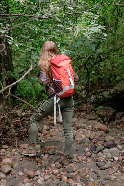 Joven Pelirroja Mujer Pelo Largo Viaja Con Mochila Viaje Roja — Foto de Stock