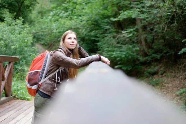 Joven Pelirroja Pelo Largo Mujer Viaja Con Mochila Viaje Rojo — Foto de Stock