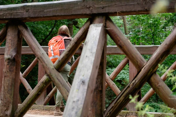 Jeune Femme Rousse Aux Cheveux Longs Voyage Avec Sac Dos — Photo