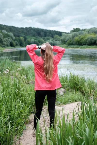 Mujer Joven Vestida Con Impermeable Rosa Encuentra Una Orilla Del — Foto de Stock