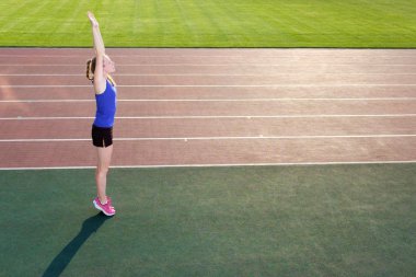 Genç kadın runner Stadyumu parça kaçak önce germe. Güzel kız uygun. Fitness modeli açık havada. Sağlıklı yaşam konsepti