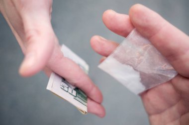 Uyuşturucu satan kavramı. Uyuşturucu ticareti eller yukarı kapatın.