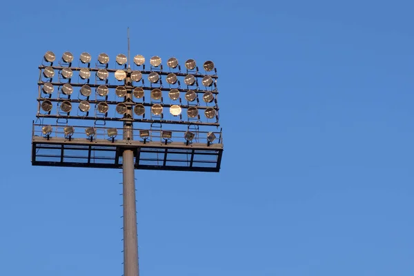 Stadion Reflektor Pozadí Modré Oblohy — Stock fotografie