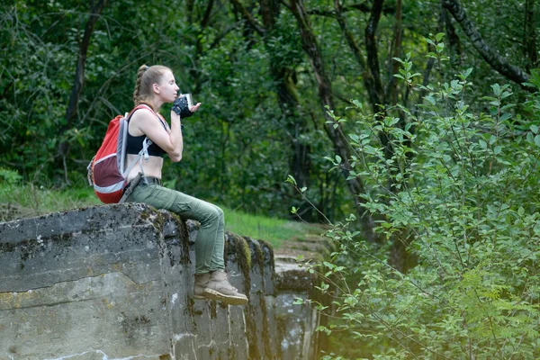 Νεαρή Γυναίκα Adventurer Πορτοκαλί Ταξίδι Σακίδιο Κάθεται Έναν Βράχο Αρχαίο — Φωτογραφία Αρχείου