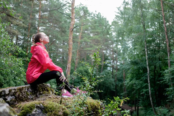 Mujer Joven Impermeable Rosa Disfruta Del Aire Fresco Del Bosque — Foto de Stock