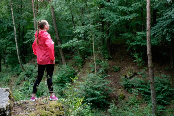 Mujer Joven Impermeable Rosa Observa Masivo Árboles Del Bosque Desde — Foto de Stock