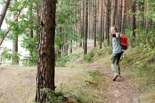 Mujer Pelirroja Joven Viaja Con Una Mochila Roja Bosque Verano — Foto de Stock