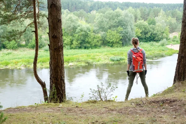 Mujer Pelirroja Joven Viaja Con Mochila Viaje Rojo Bosque Verano — Foto de Stock