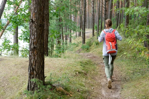 Joven Pelirroja Mujer Pelo Largo Viaja Con Mochila Viaje Roja — Foto de Stock