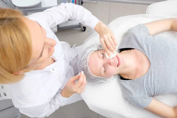 Cosmetólogo Haciendo Descamación Facial Paciente Acostado Mesa Procedimientos Concepto Belleza — Foto de Stock