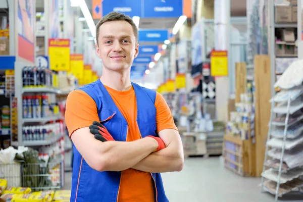 İnşaat süper mağazasında satış elemanı