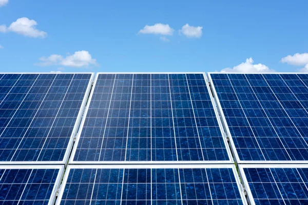 Paneles Solares Con Fondo Cielo Azul — Foto de Stock