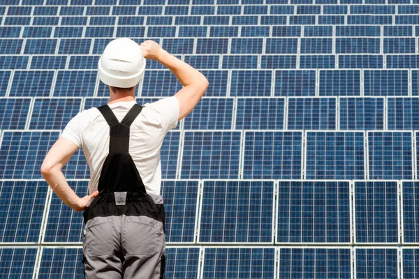 Solární Panely Inženýr Bílé Sudové Šedý Oblek Stadnding Zpět Kamery — Stock fotografie