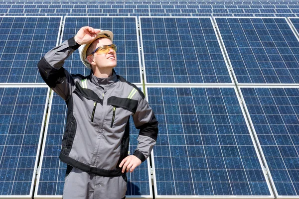 Solární Panely Inženýr Bílé Sudové Šedý Oblek Stadnding Poblíž Pole — Stock fotografie