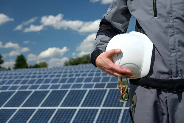 Solární Panely Inženýr Hospodářství Bílé Ochranné Soudku Brýle Ruku Blízko — Stock fotografie