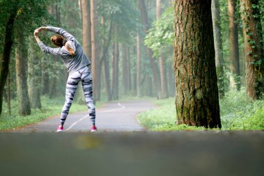 Sabah parkta uzanan güzel çekici genç kadın. Doğru sabah. Yaz saati. Sağlık kavramı. Fitness kavramı.