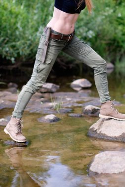 Nehri geçerken Sıska beyaz kadının bacaklarını kapat. Hayatta kalmak ve kavram seyahat. 