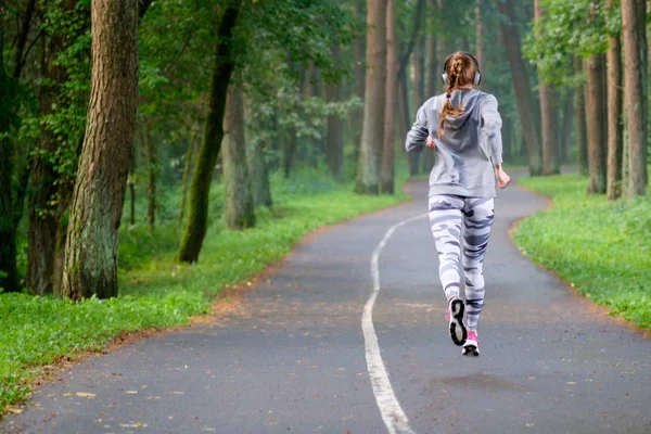 Roodharige Sportieve Jonge Vrouw Lopen Het Park Luisteren Muziek Goede — Stockfoto