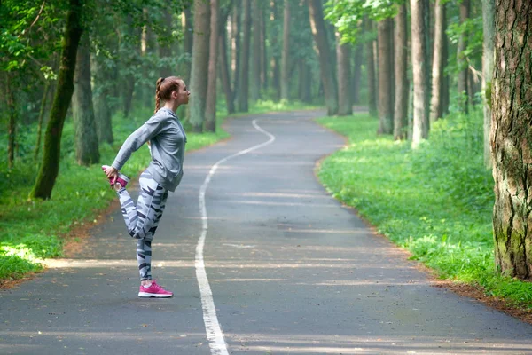 Atletisch Slank Jonge Vrouw Grijs Hoody Grijze Legging Roze Sneakers — Stockfoto