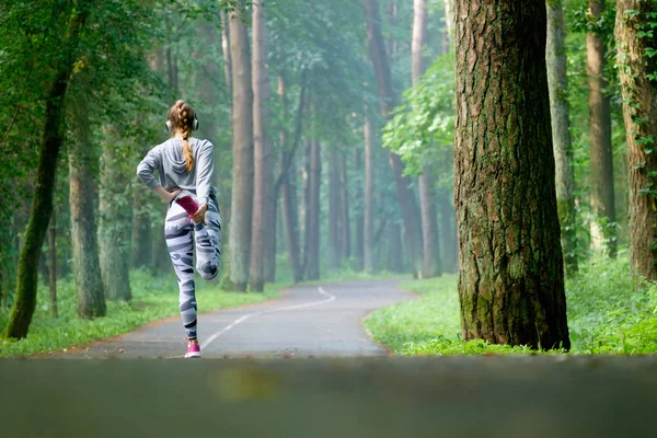 Mooie Aantrekkelijke Jonge Vrouw Die Zich Uitstrekt Benen Voordat Run — Stockfoto