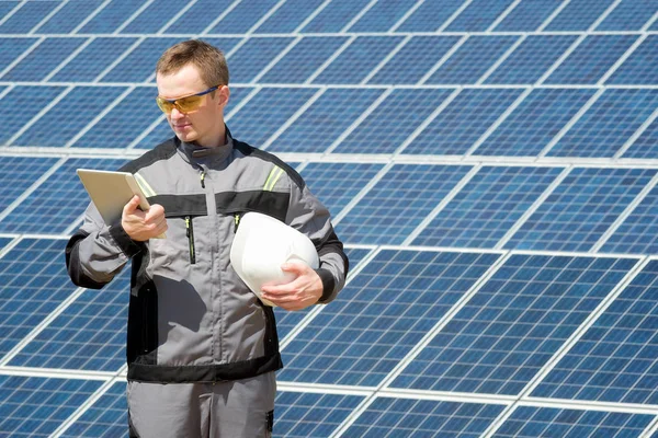 Ingeniero Paneles Solares Mirando Tableta Comprobar Operación Con Sol Cerca — Foto de Stock