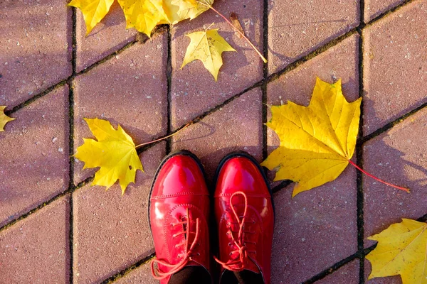 Piedini Donna Rosso Autunno Scarpe Pelle Verniciata Piedi Marciapiede Tra — Foto Stock