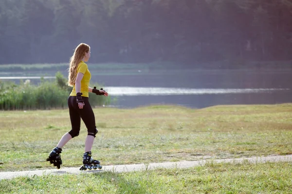 Young Redhead Woman Weared Yellow Sporty Outfit Rollerblading Lake Early — Stock Photo, Image