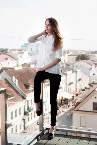 Mooie Stijlvolle Jongedame Wit Overhemd Een Zwarte Broek Open Lucht — Stockfoto