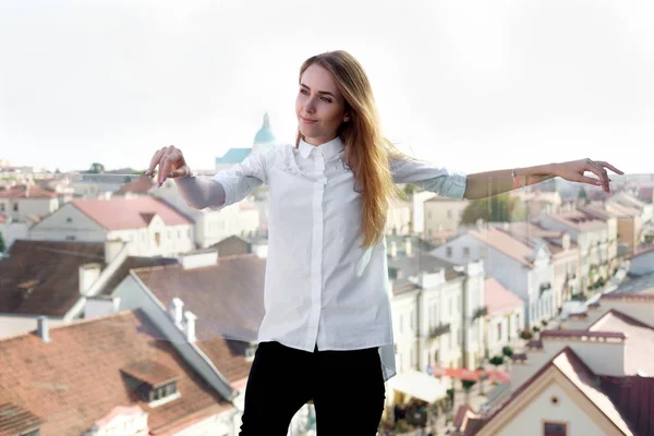 Lachende Jonge Leuke Vrouw Wit Overhemd Een Zwarte Broek Open — Stockfoto