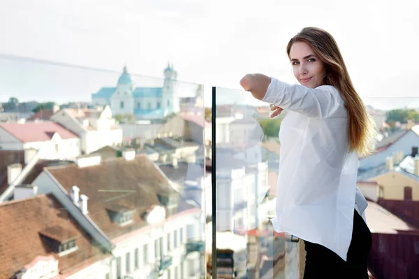 Lachende Mooie Stijlvolle Jongedame Modieus Wit Overhemd Een Zwarte Broek — Stockfoto