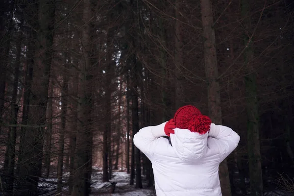 Frau Mit Roter Mütze Und Weißer Winterjacke Winterwald Beobachtet Bäume — Stockfoto