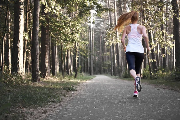 Jonge Witte Roodharige Mager Meisje Lopen Het Bos Ochtend Joggen — Stockfoto