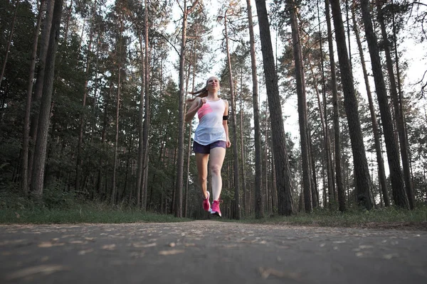 Jonge Witte Roodharige Mager Meisje Die Zomer Bos Loopt Joggen — Stockfoto