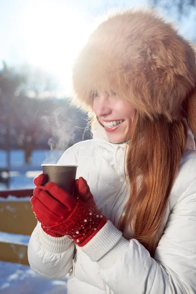 Rothaariges Mageres Mädchen Trägt Fuchspelzmütze Und Weiße Jacke Trinkt Kaffee — Stockfoto
