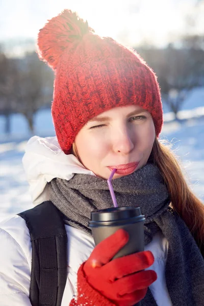 Rothaarige Dünne Studentin Mit Roter Strickmütze Und Weißer Jacke Die — Stockfoto