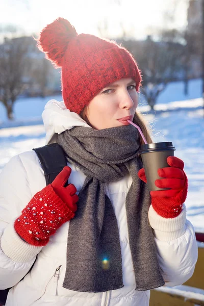 Rothaarige Dünne Studentin Mit Roter Strickmütze Und Weißer Jacke Die — Stockfoto