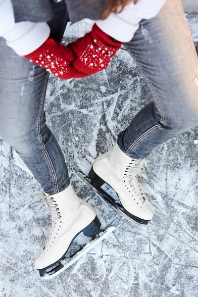 Mädchenbeine Getragen Weißen Schlittschuhen Und Roten Strickhandschuhen Mädchen Sitzt Auf — Stockfoto