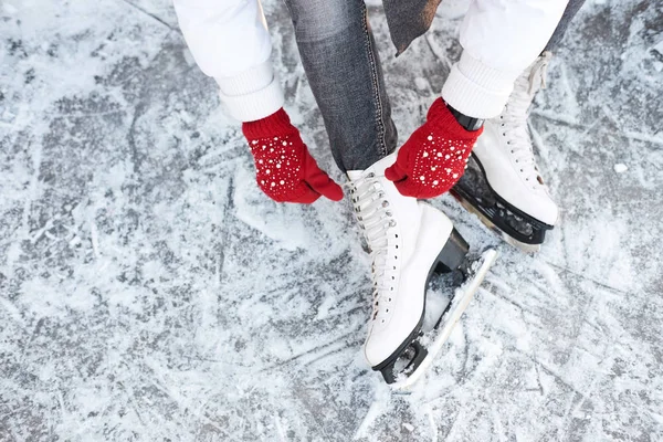 Menina Amarrando Cadarços Patins Gelo Antes Patinar Pista Gelo Mãos — Fotografia de Stock